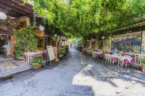 Griechenland, Athen, Straße mit Restaurants - THAF02020