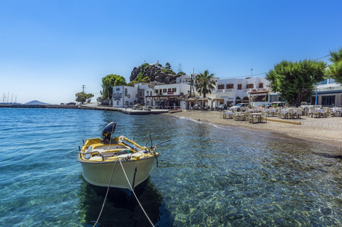 Griechenland, Patmos, Skala, Boot in einer Bucht, lizenzfreies Stockfoto