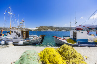 Griechenland, Amorgos, Katapola, Fischerboote am Pier - THAF02031