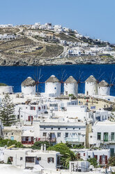 Griechenland, Mykonos, Stadtbild mit fünf historischen Windmühlen - THAF02038