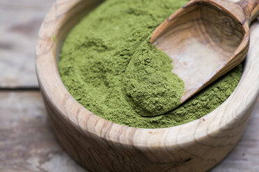 Wooden bowl of organic Moringa powder - CZF00308