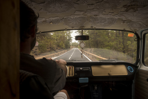 Spian, Teneriffa, Älterer Mann reist mit einem Oldtimer-Van, lizenzfreies Stockfoto