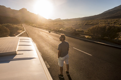 Spian, Teneriffa, Älterer Mann reist mit einem Oldtimer-Van, lizenzfreies Stockfoto