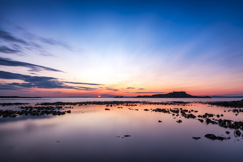 UK, Schottland, East Lothian, North Berwick, Firth of Forth, Blick auf die Insel Fidra bei Sonnenuntergang - SMAF00821