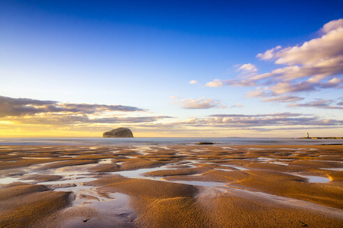 Großbritannien, Schottland, East Lothian, North Berwick, Firth of Forth, Blick auf Bass Rock und Leuchtturm - SMAF00823