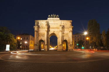 Deutschland, München, Siegestor bei Nacht - FCF01272