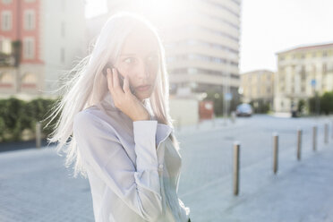 Young businesswoman on cell phone in the city - GIOF03227