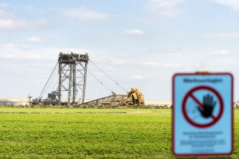 Deutschland, Tagebau Garzweiler, Warnschild und riesiger Schaufelradbagger - FRF00541