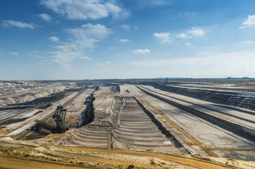 Germany, Garzweiler surface mine, layers and giant excavator - FRF00545