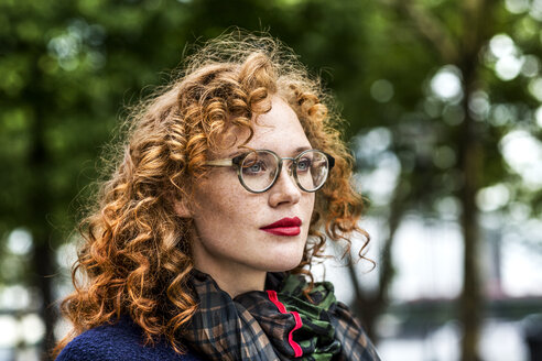 Porträt einer rothaarigen jungen Frau mit roten Lippen und Brille - FMKF04492