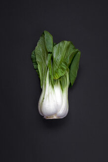 Pak choi auf schwarzem Hintergrund - MMAF00124