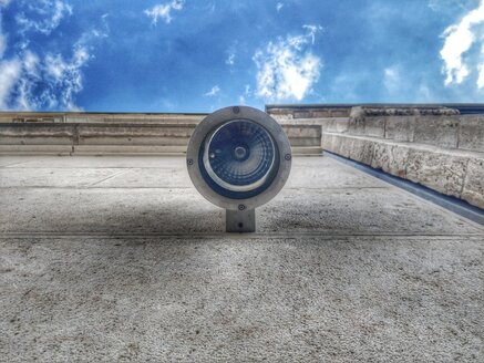 lampe an einer Wand, Froschperspektive, futuristisch, blauer Himmel mit Wolken, Berlin, Deutschland - NGF00401