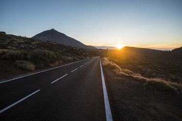 Spanien, Teneriffa, El Teide, Leere Straße bei Sonnenuntergang - SIPF01748