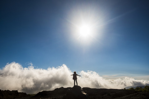 Spanien, Teneriffa, Frau auf Vulkan El Teide, lizenzfreies Stockfoto