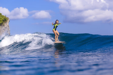 Indonesien, Bali, Frau beim Surfen - KNTF00886
