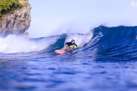 Indonesien, Bali, Frau beim Surfen, lizenzfreies Stockfoto