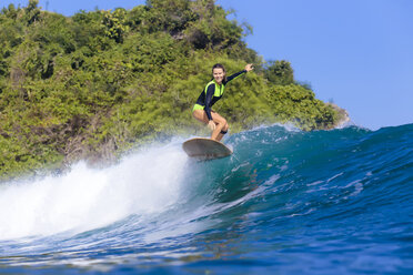 Indonesien, Bali, Frau beim Surfen - KNTF00888