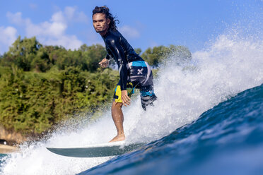 Indonesien, Bali, Mann beim Surfen - KNTF00890