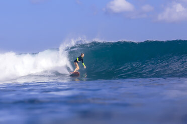 Indonesien, Bali, Frau beim Surfen - KNTF00891