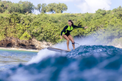 Indonesien, Bali, Frau beim Surfen - KNTF00892