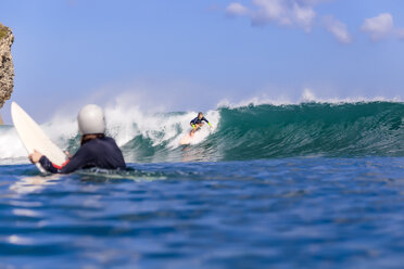 Indonesien, Bali, Surferin beobachtet andere Frau beim Surfen - KNTF00893