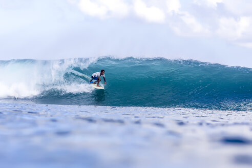 Indonesien, Bali, Mann beim Surfen - KNTF00894