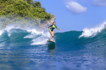 Indonesia, Bali, woman surfing - KNTF00895