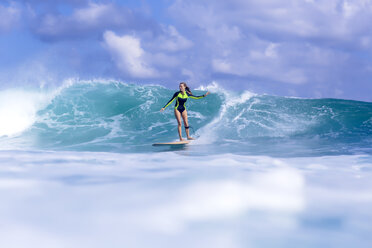 Indonesien, Bali, Frau beim Surfen - KNTF00896