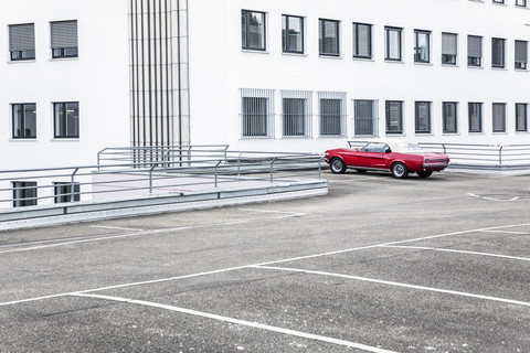 Roter Sportwagen auf dem Parkdeck, lizenzfreies Stockfoto