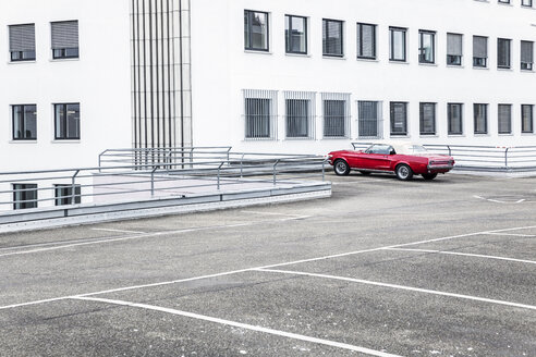 Roter Sportwagen auf dem Parkdeck - FMKF04516