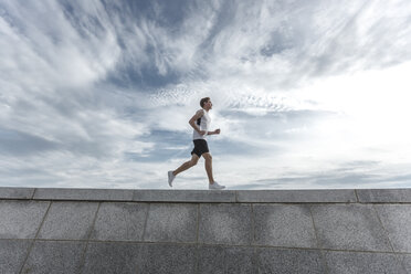 Young man running on wall - VPIF00069