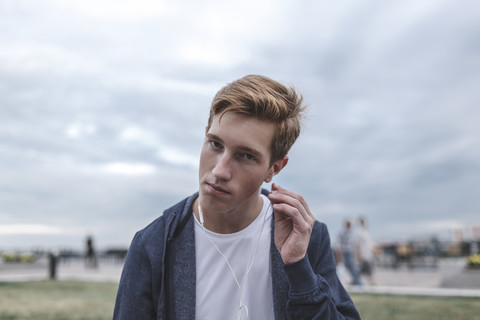 Porträt eines jungen Mannes mit Kopfhörern, lizenzfreies Stockfoto