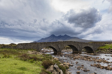 UK, Schottland, Innere Hebriden, Isle of Skye, Kyle Akin und die Skye Bridge of The Plock - FOF09343