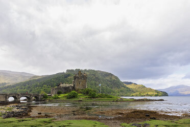 UK, Schottland, Dornie, Loch Duich, Eilean Donan Castle - FOF09353
