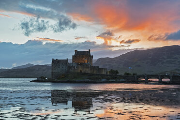 UK, Schottland, Dornie, Loch Duich, Eilean Donan Castle bei Sonnenuntergang - FOF09356