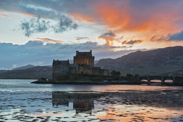UK, Scotland, Dornie, Loch Duich, Eilean Donan Castle at sunset - FOF09356