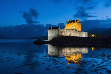 UK, Schottland, Dornie, Loch Duich, Eilean Donan Castle zur blauen Stunde - FOF09358