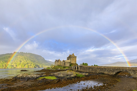 UK, Schottland, Dornie, Loch Duich, Eilean Donan Castle mit Regenbogen, lizenzfreies Stockfoto