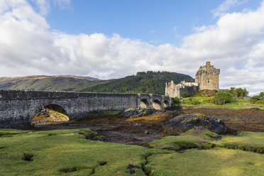 UK, Scotland, Dornie, Loch Duich, Eilean Donan Castle - FOF09360