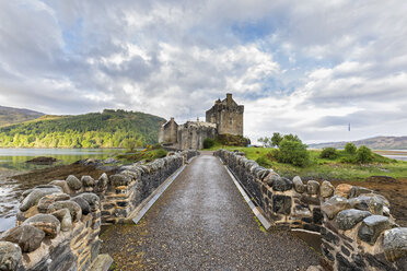 UK, Schottland, Dornie, Loch Duich, Eilean Donan Castle - FOF09361