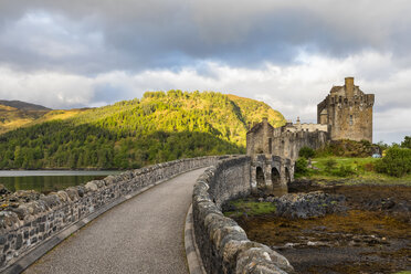UK, Scotland, Dornie, Loch Duich, Eilean Donan Castle - FOF09362