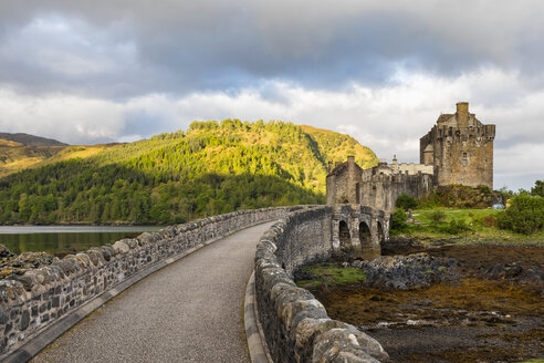 UK, Schottland, Dornie, Loch Duich, Eilean Donan Castle - FOF09362