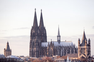 Deutschland, Köln, Blick auf Rathaus, Kölner Dom und Groß Sankt Martin - MMAF00133
