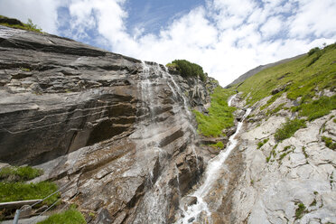 Österreich, Hohe Tauern, Wasserfall an der Großglockner Hochalpenstraße - ZCF00552