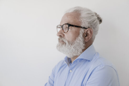 Porträt eines ernsten reifen Mannes mit Bart und Brille - JOSF01698