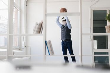 Älterer Mann mit VR-Brille spielt Basketball im Büro - JOSF01723