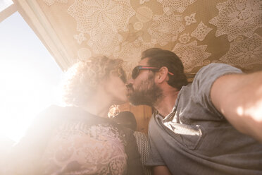 Couple kissing in backlight - SIPF01754