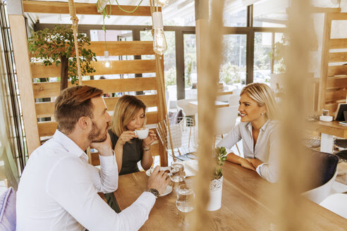 Drei Freunde treffen sich in einem Cafe - ZEDF00841