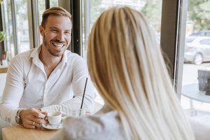 Glücklicher Mann schaut Frau in einem Café an - ZEDF00851