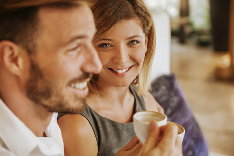 Porträt eines lächelnden Paares in einem Cafe, lizenzfreies Stockfoto